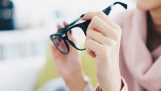 Mua mắt kính ở đâu thì tốt nhất? Nên đặt mua online hay đi cắt kính trực tiếp?