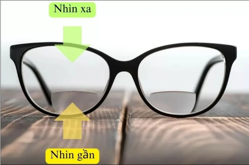 Kính hai tròng có các vùng được phân chia cho việc nhìn gần và nhìn xa